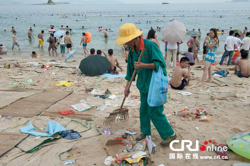 Illustration for article titled 363 tons of trash makes this beach the dirtiest in the world